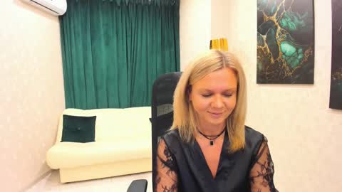 Snapshot of agathaklouin chatting on February 15, 4:14 am Agatha online show from February 15, 4:14 am