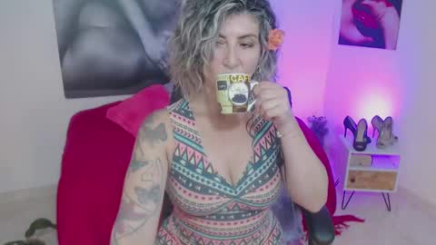 Snapshot of agnes_blackmore chatting on February 6, 3:06 am Lily online show from February 6, 3:06 am