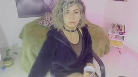 Snapshot of agnes_blackmore chatting on December 7, 10:50 am Lily online show from December 7, 10:50 am