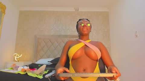 Snapshot of agnesbailey chatting on February 4, 12:19 am Agnes Bailey online show from February 4, 12:19 am