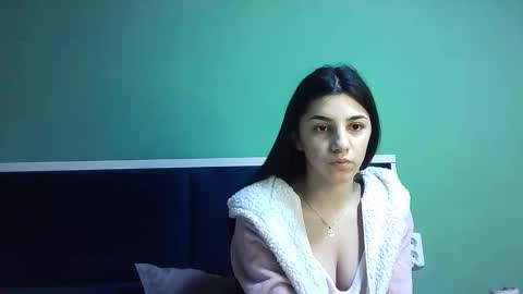 Snapshot of ahotkitty18 chatting on January 7, 5:12 am Selena online show from January 7, 5:12 am