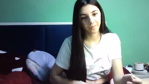 Snapshot of ahotkitty18 chatting on December 28, 10:58 am Selena online show from December 28, 10:58 am