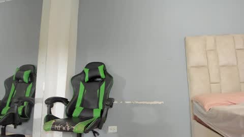 karoline  online show from February 4, 9:20 pm