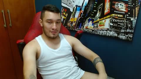 Snapshot of airon_blade chatting on December 5, 10:39 pm A I R O N online show from December 5, 10:39 pm