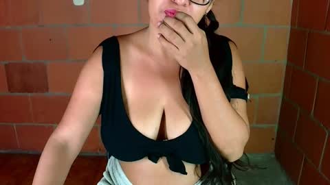 aisha koswell3 online show from December 5, 9:30 am