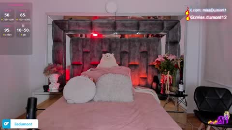 Queen Dumont   online show from December 5, 1:09 am