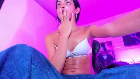 Snapshot of alahia__rodriguez chatting on December 28, 8:15 pm Alahia Rodriguez online show from December 28, 8:15 pm