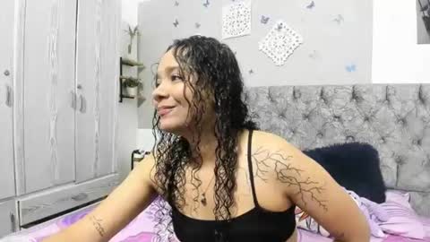 Snapshot of alejandra_evanss chatting on February 21, 3:01 am alejandra_evanss online show from February 21, 3:01 am