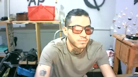 Snapshot of alejandropppzz chatting on January 18, 6:24 am alejandropppzz online show from January 18, 6:24 am