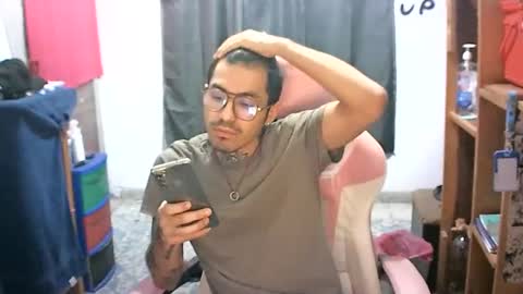 Snapshot of alejandropppzz chatting on February 16, 10:43 am alejandropppzz online show from February 16, 10:43 am