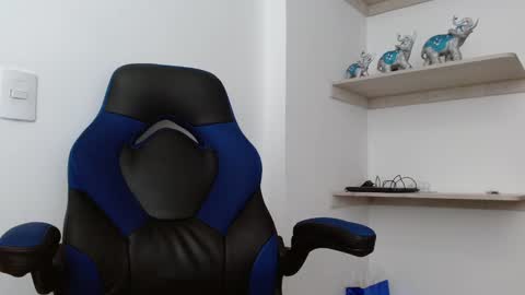 Snapshot of alejo_hot23 chatting on December 7, 5:04 pm David online show from December 7, 5:04 pm