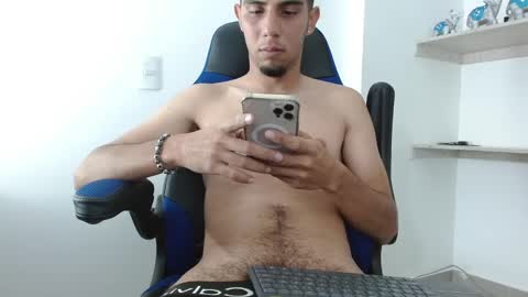 Snapshot of alejo_hot23 chatting on December 28, 1:50 am David online show from December 28, 1:50 am
