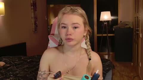 Snapshot of aleksalore chatting on March 1, 4:04 am Lexi online show from March 1, 4:04 am