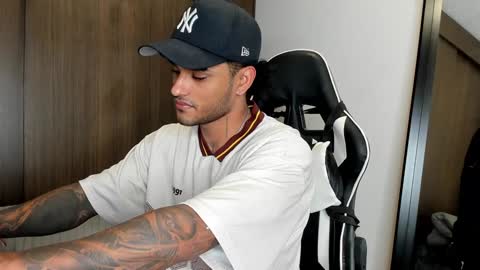 Snapshot of alessandro_vanni chatting on January 13, 11:27 pm Alessandro Vanni online show from January 13, 11:27 pm