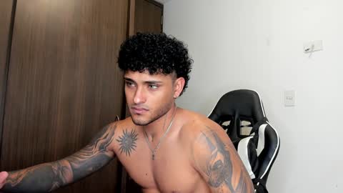 Snapshot of alessandro_vanni chatting on February 2, 10:49 pm Alessandro Vanni online show from February 2, 10:49 pm