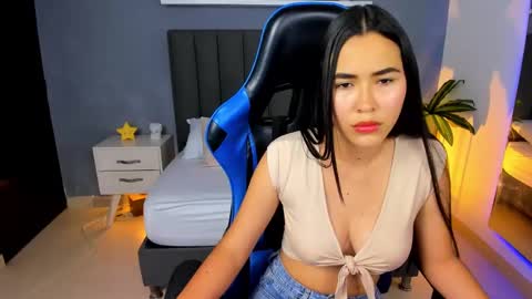 Snapshot of alessia_leroy chatting on January 31, 7:40 pm A L E S S I A online show from January 31, 7:40 pm