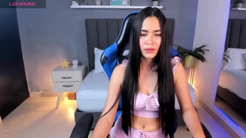 Snapshot of alessia_leroy chatting on February 22, 12:05 am A L E S S I A online show from February 22, 12:05 am