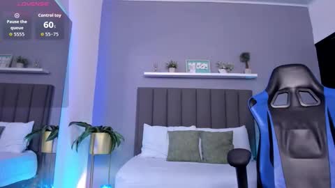 Snapshot of alessia_leroy chatting on September 11, 8:43 pm A L E S S I A online show from September 11, 8:43 pm