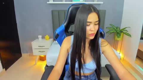 Snapshot of alessia_leroy chatting on February 3, 7:21 pm A L E S S I A online show from February 3, 7:21 pm