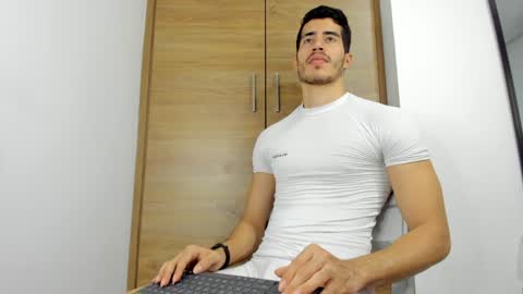 Snapshot of alexander__lips chatting on December 20, 11:58 pm alexander__lips online show from December 20, 11:58 pm
