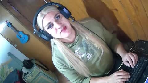 Snapshot of alexiss699 chatting on December 4, 8:06 am alexiss699 online show from December 4, 8:06 am