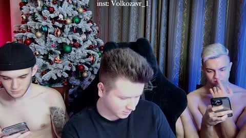 Snapshot of alexxx_d chatting on December 17, 10:43 pm AlexDimaIgor online show from December 17, 10:43 pm