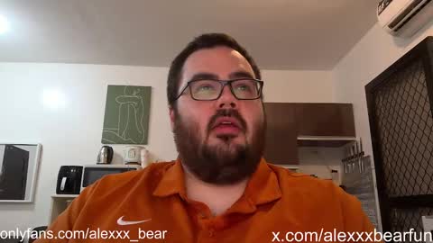 Snapshot of alexxxbear chatting on February 19, 8:01 am alexxxbear online show from February 19, 8:01 am