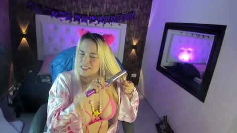 alezzafox__ online show from October 11, 7:02 am