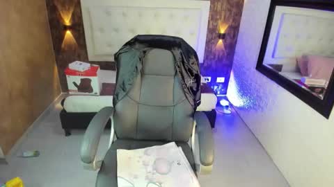 alezzafox__ online show from October 1, 5:06 am