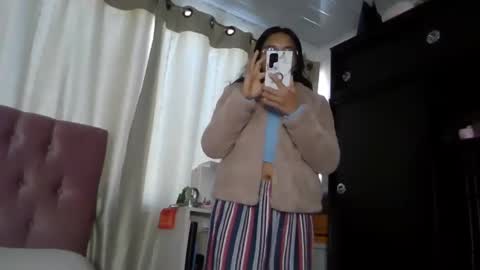 Snapshot of alia054 chatting on December 5, 3:55 pm Alia online show from December 5, 3:55 pm