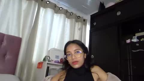 Snapshot of alia054 chatting on December 4, 3:37 pm Alia online show from December 4, 3:37 pm