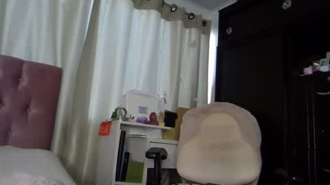 Snapshot of alia054 chatting on December 4, 12:30 pm Alia online show from December 4, 12:30 pm