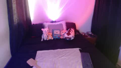 alice_m00nn online show from December 17, 12:00 pm