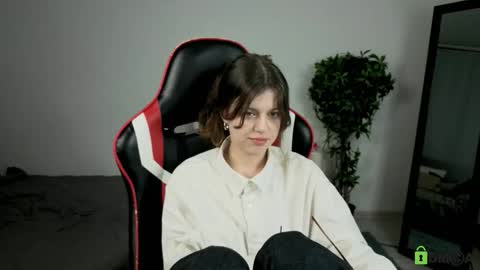 Snapshot of alice_whiteflower chatting on October 28, 3:24 pm Alice online show from October 28, 3:24 pm