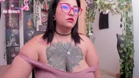 Snapshot of alicebrinck chatting on February 26, 4:05 pm Alice Brinck online show from February 26, 4:05 pm