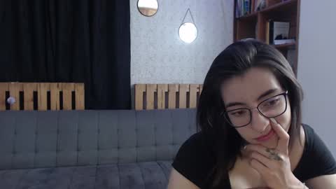 Snapshot of alicee_logan_ chatting on February 6, 4:53 am alicee_logan_ online show from February 6, 4:53 am