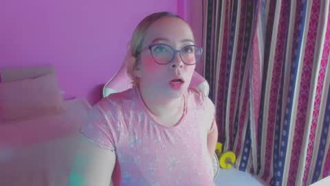 Snapshot of alicefinn chatting on September 19, 1:21 am Dino nugget online show from September 19, 1:21 am
