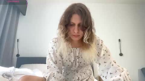 Snapshot of alicepinkhead chatting on October 9, 8:20 am AlicePinkhead online show from October 9, 8:20 am
