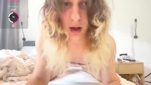 Snapshot of alicepinkhead chatting on October 10, 9:48 am AlicePinkhead online show from October 10, 9:48 am