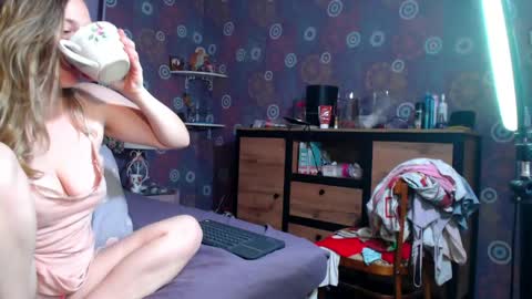 alicewetsquirt online show from May 17, 8:51 pm