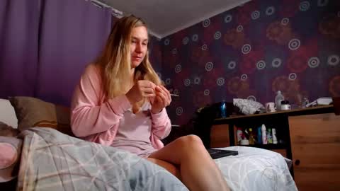 Snapshot of alicewetsquirt chatting on February 16, 3:26 am alicewetsquirt online show from February 16, 3:26 am
