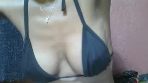 Snapshot of alicia253177 chatting on March 1, 5:20 am alicia253177 online show from March 1, 5:20 am