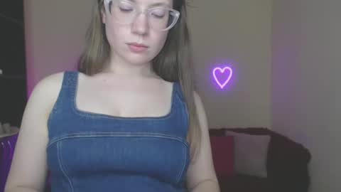 Snapshot of alicia_folow chatting on February 22, 4:30 pm Alicia online show from February 22, 4:30 pm