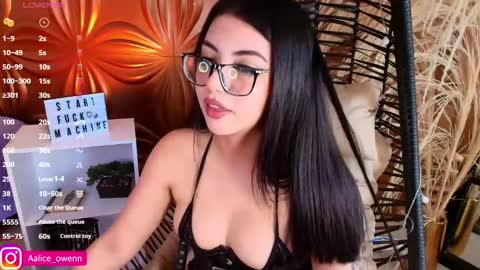 Snapshot of aliiceowen chatting on February 28, 5:15 pm Alicie online show from February 28, 5:15 pm