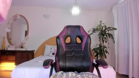 AlinaSimmons online show from April 1, 12:50 pm