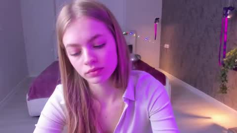 Snapshot of alisa_glamur chatting on March 8, 4:28 pm alisa_glamur online show from March 8, 4:28 pm