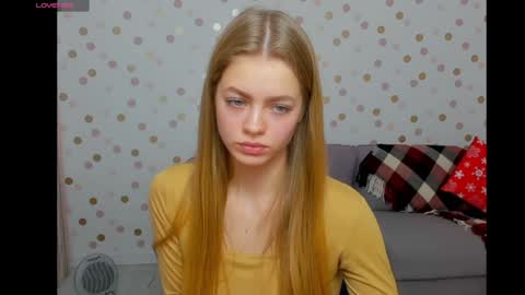 Snapshot of alisa_glamur chatting on December 26, 1:10 pm alisa_glamur online show from December 26, 1:10 pm