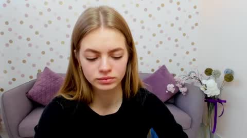 Snapshot of alisa_glamur chatting on February 19, 1:06 pm alisa_glamur online show from February 19, 1:06 pm