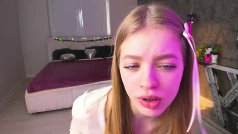 Snapshot of alisa_glamur chatting on February 24, 1:31 pm alisa_glamur online show from February 24, 1:31 pm