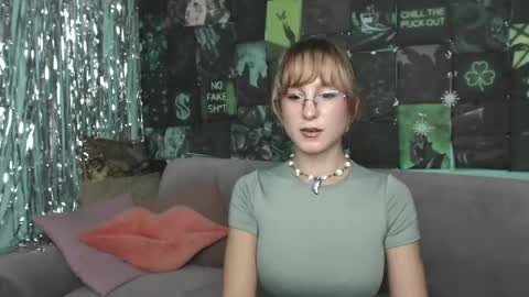 Snapshot of alishakelly chatting on October 27, 6:13 am alishakelly online show from October 27, 6:13 am